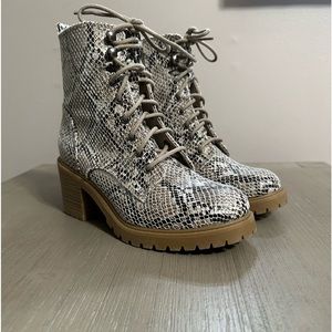 Sonoma snake print boots. Size 7 in very good shape.